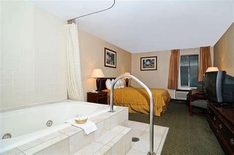 hotels with jacuzzi in room near me